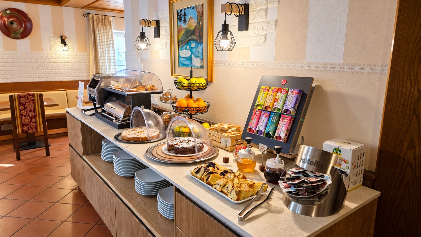 Ein reichhaltiges Buffet mit verschiedenen Speisen, einer Kaffeemaschine und einem Saftspender.