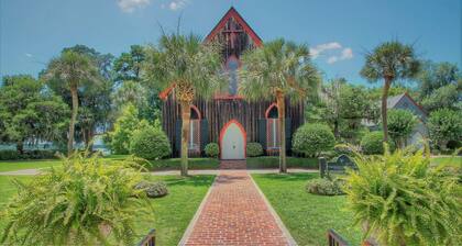 Welcome to charming Old Town Loft, a delightful vacation rental property nestled in the heart of historic Bluffton, SC