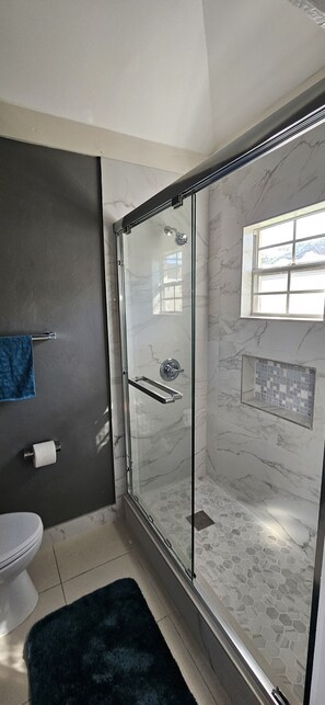 シャワー、ヘアドライヤー、タオル、石鹸