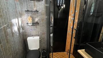 Douche, sĂšche-cheveux, serviettes fournies, savon