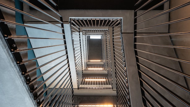 Una escalera metálica de diseño moderno que conduce a un nivel superior.