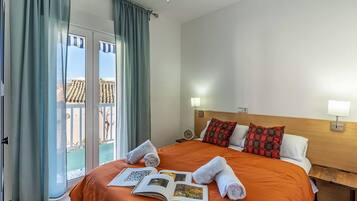 4 slaapkamers, een bureau, een strijkplank/strijkijzer, reisbedje