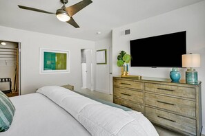 2 habitaciones, escritorio y tabla de planchar con plancha