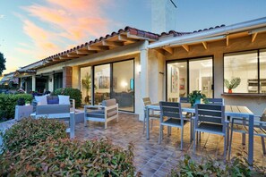 屋外ダイニングエリア