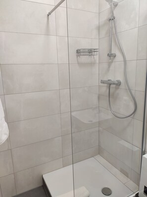 Kostenlose Toilettenartikel, Handtücher, Seife, Toilettenpapier