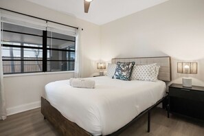 4 slaapkamers, een bureau, een strijkplank/strijkijzer, reisbedje