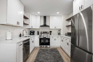 Een koelkast, een magnetron, een oven, een kookplaat