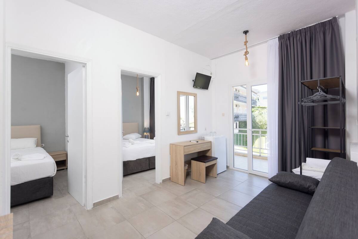 Family Suite | Desk, laptop workspace, free WiFi