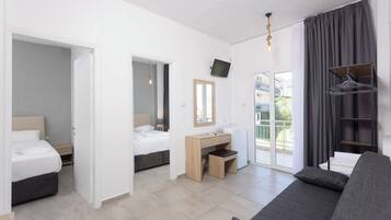 Family Suite | Desk, laptop workspace, free WiFi