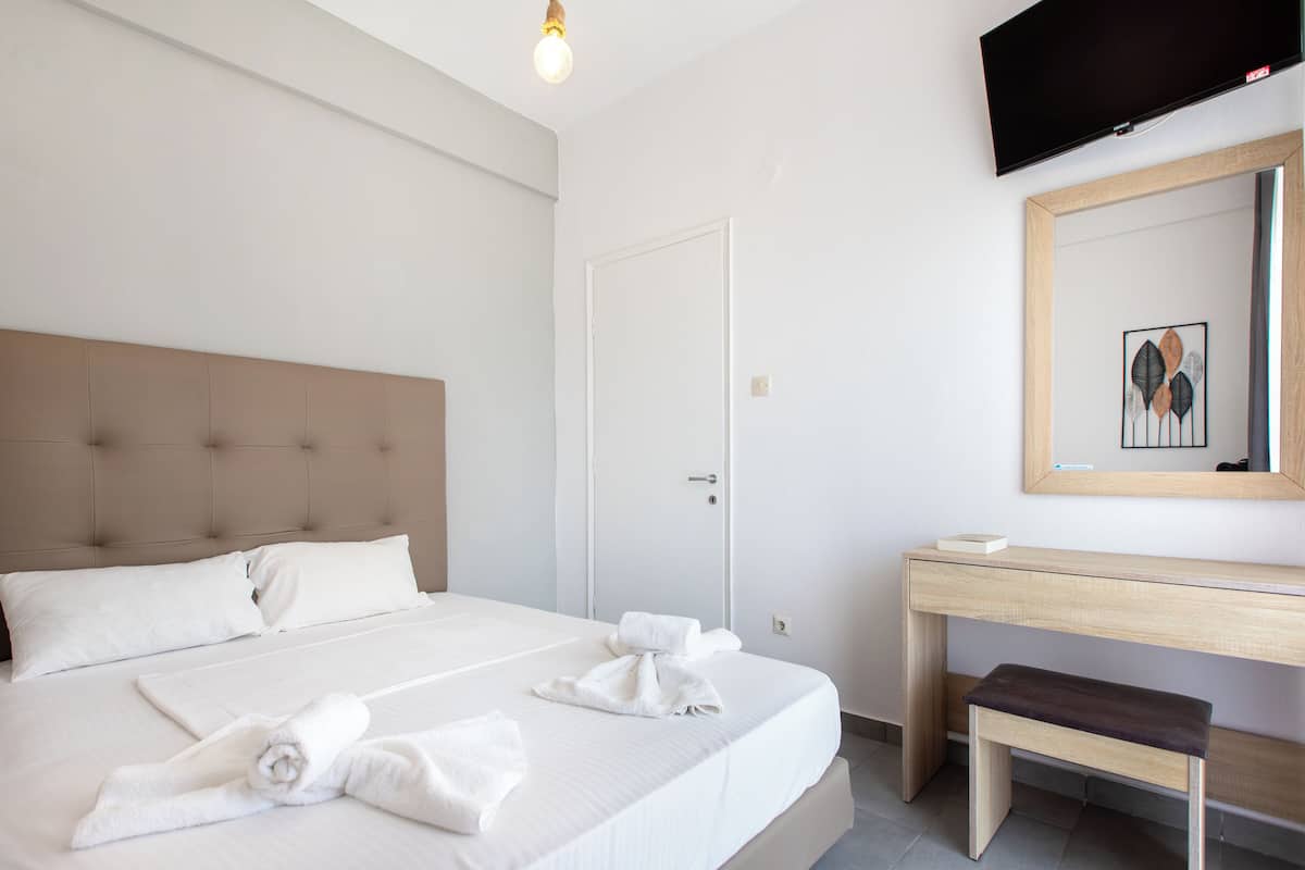 Junior Room | Desk, laptop workspace, WiFi (free)