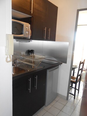 Réfrigérateur, micro-ondes, plaque de cuisson, cafetière/bouilloire