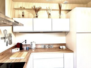 Fridge, microwave, oven, stovetop - Belle Maison Rénovée (Dinard)