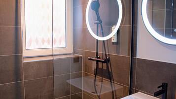 Premium-Suite | Badezimmer | Dusche, Regendusche, Haartrockner, Fußbodenheizung (Badezimmer)