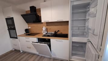 Een koelkast, een microgolfoven, een oven, een kookplaat