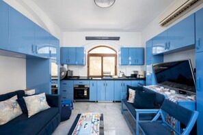 Standard Apartment, 1 Bedroom, Lake View | Private kitchenette | Fridge, oven, stovetop, cookware/dishes/utensils