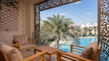 Apartamento superior, 2 quartos, vista para a piscina | 3 quartos, roupas de cama premium, ferros/tábuas de passar roupa