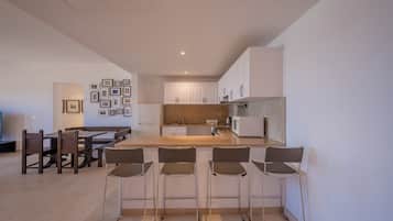 Luxury Apartment, 3 Bedrooms, Sea View | In-room dining