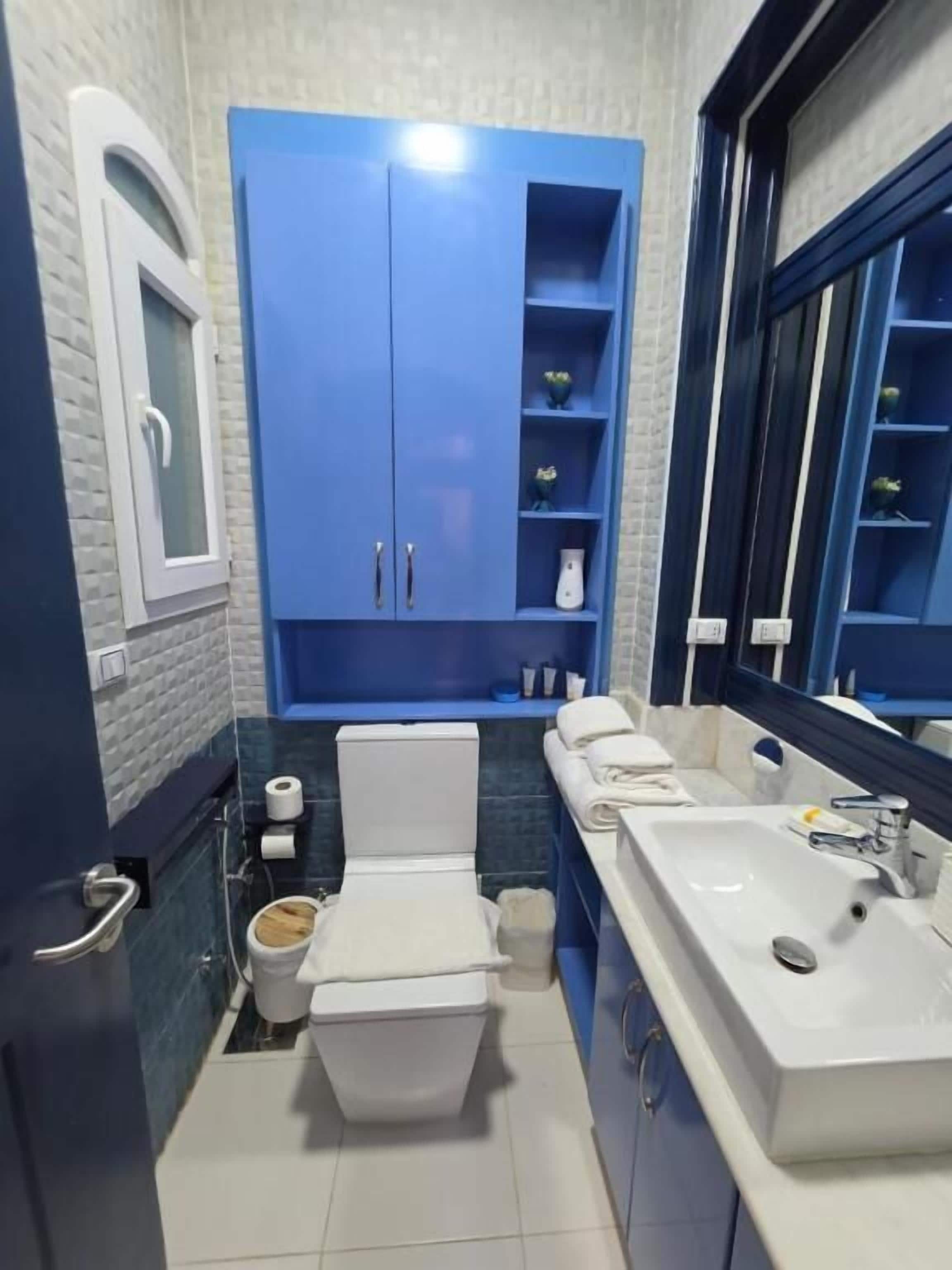 Standard-Apartment, 1 Schlafzimmer, Seeblick | Badezimmer | Dusche, kostenlose Toilettenartikel, Handtücher, Seife