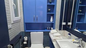 Standard-Apartment, 1 Schlafzimmer, Seeblick | Badezimmer | Dusche, kostenlose Toilettenartikel, Handtücher, Seife