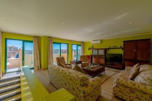 3 bedrooms, premium bedding, iron/ironing board, free WiFi
