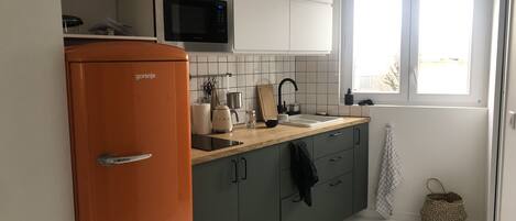 冷蔵庫、電子レンジ、オーブン、コンロ