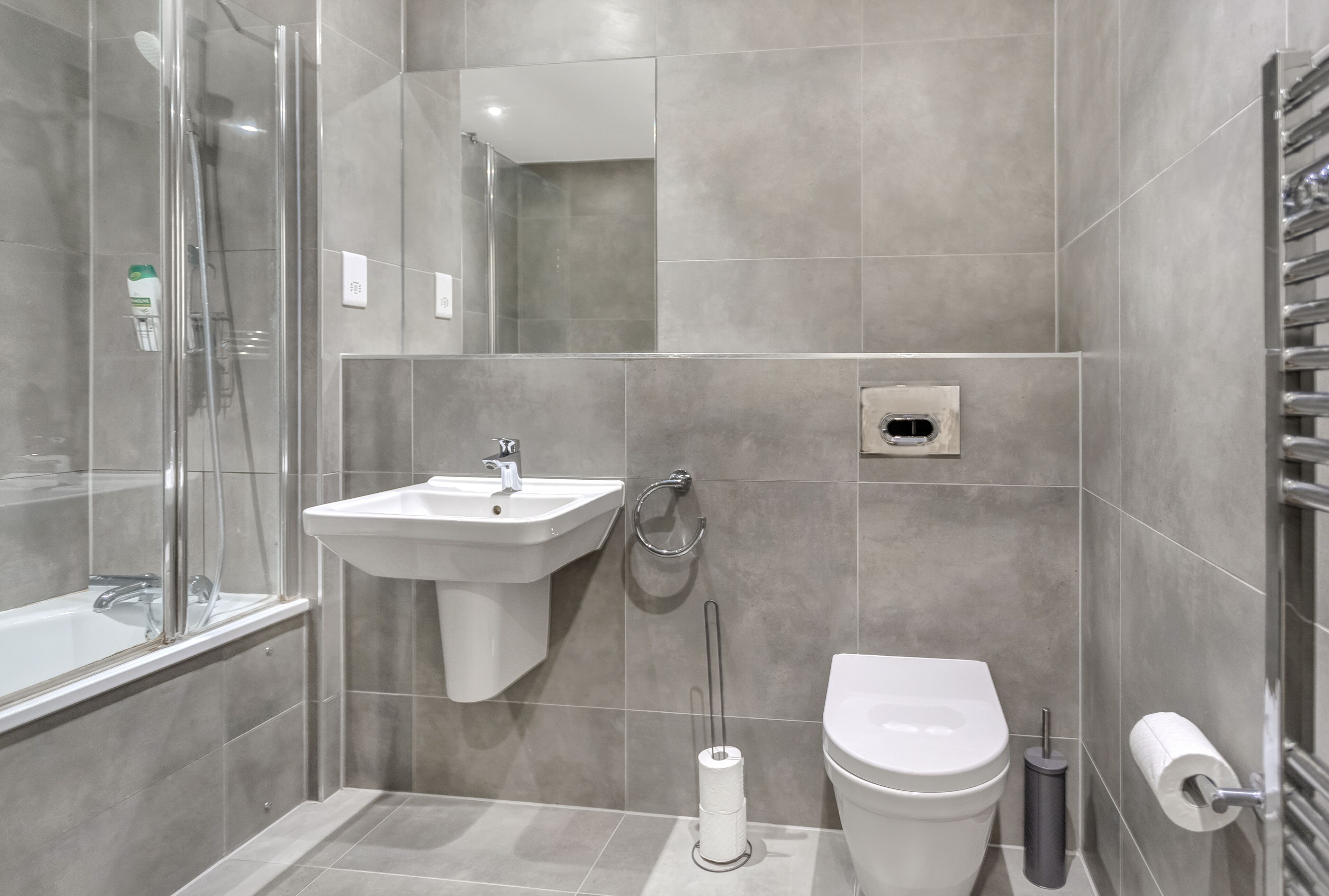 Apartment | Bathroom | Combined shower/bathtub, deep-soaking bathtub, hair dryer, towels