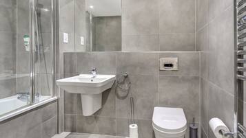 Apartment | Bathroom | Combined shower/bathtub, deep-soaking bathtub, hair dryer, towels