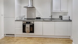 Apartment | Private kitchen - 1 Bed, Sleeps 3, Free Parking, Wifi (Slough)