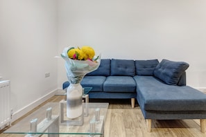 Living area - 1 Bed, Sleeps 3, Free Parking, Wifi (Slough)