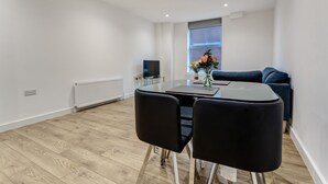 Apartment | Dining - 1 Bed, Sleeps 3, Free Parking, Wifi (Slough)