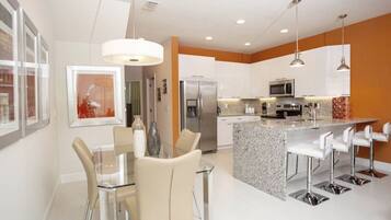 Een koelkast, een magnetron, een oven, een kookplaat