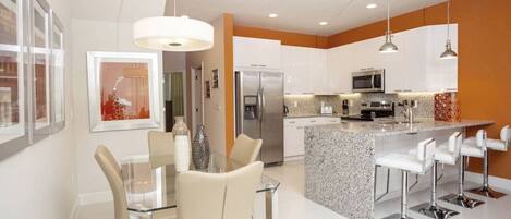 Refrigerador, microondas, horno, placa de cocina