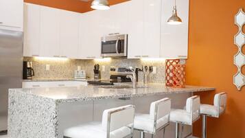 Geladeira, micro-ondas, fogão, cooktop