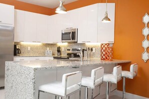 Fridge, microwave, oven, stovetop - 1502R Modern Townhouse Heated Pool Disney Orlando (Clermont)