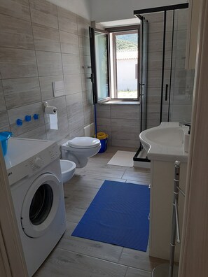 Serviettes fournies, savon, papier toilette