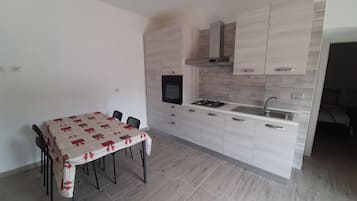 Frigorifero, forno, piano cottura, macchina per tè/caffè