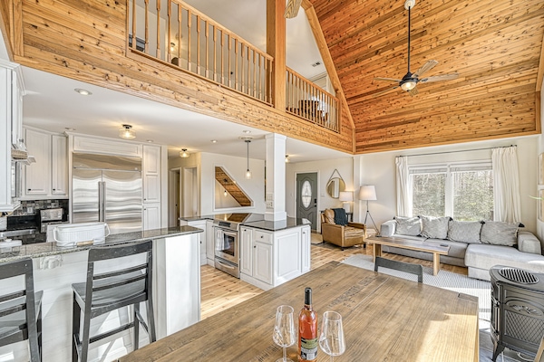 Smart-TV, peis, bøker og filmbibliotek