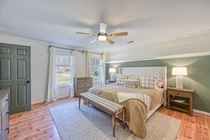 4 室のベッドルーム、デスク、アイロン / アイロン台、旅行用ベビーベッド