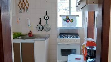 Frigorífico, horno, placa de cocina y cafetera o tetera