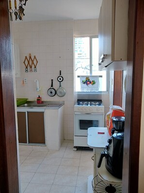 Refrigerador, horno, parrilla de estufa y cafetera y tetera 