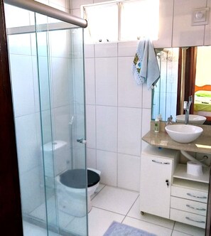 Regadera, toallas, papel de baño