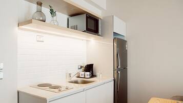 City Apartment, Garden View | Private kitchenette | Fridge, microwave, oven, stovetop