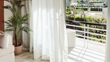 City Apartment, Garden View | Balcony