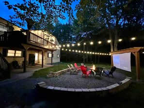 Outdoor dining - HillTop Manor-Spacious 6BR+PS5+FirePit+Pool Table (Lake,Ariel)