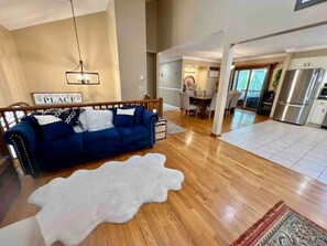 Smart TV, fireplace, video games, books - HillTop Manor-Spacious 6BR+PS5+FirePit+Pool Table (Lake,Ariel)