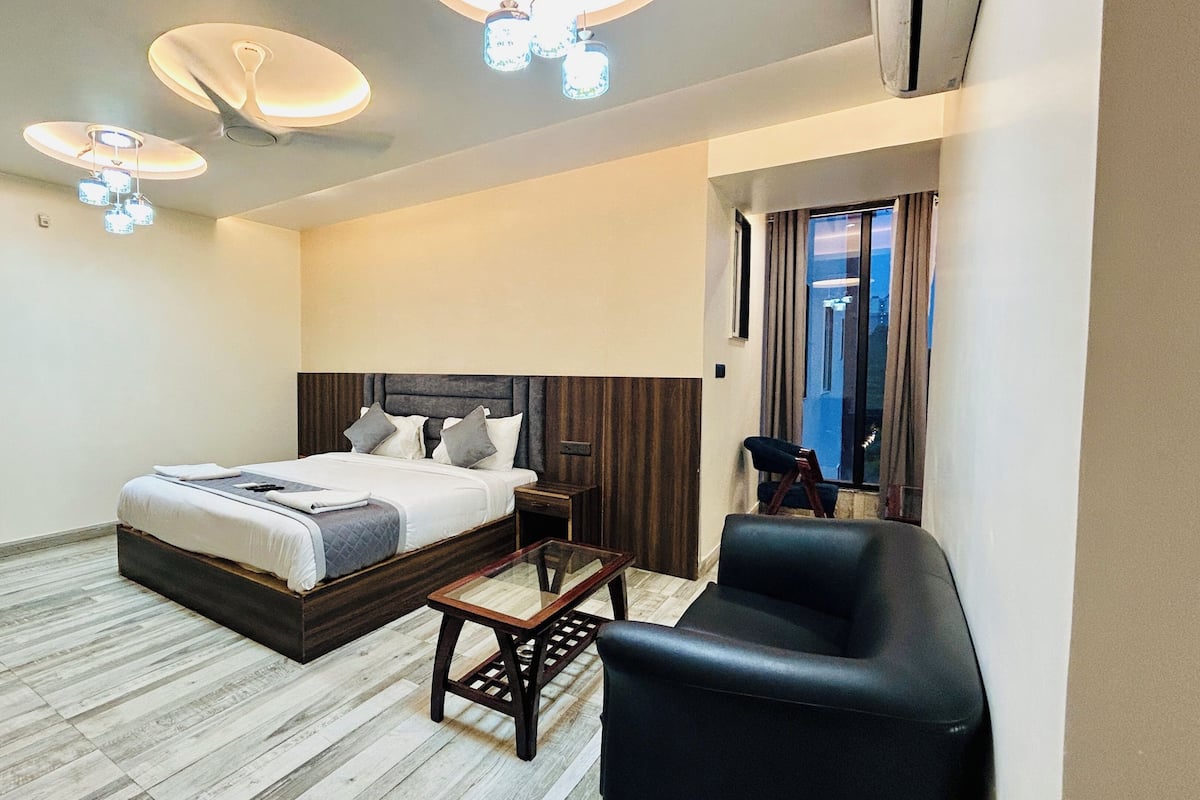 Executive Room | Premium bedding, down comforters, memory foam beds, minibar