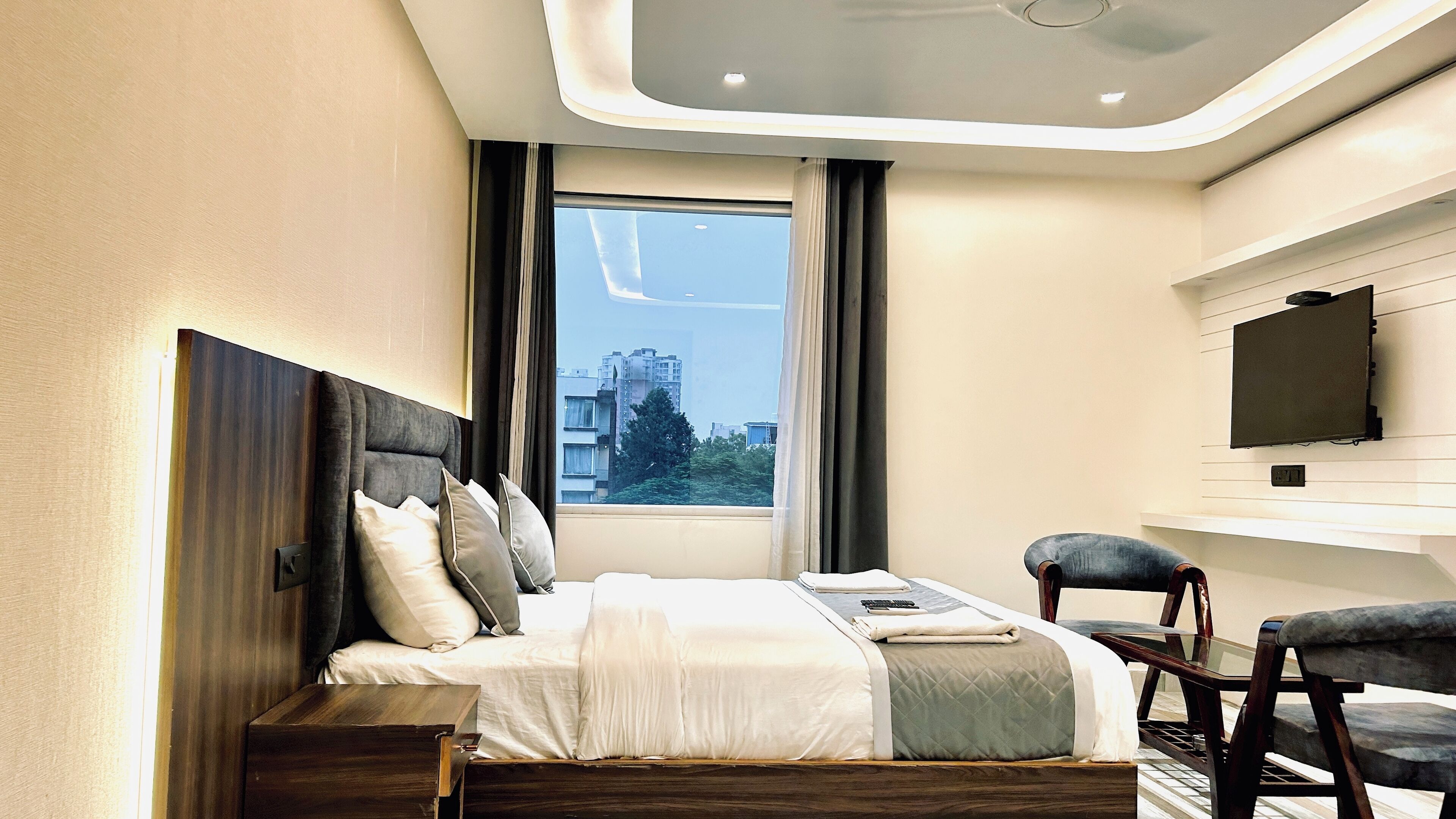 Deluxe dubbelrum - utsikt mot staden | Sängtillbehör av högsta kvalitet, duntäcken och memory foam-madrasser