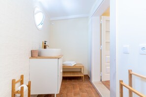 Chambre supérieure | Salle de bain | Douche, serviettes fournies