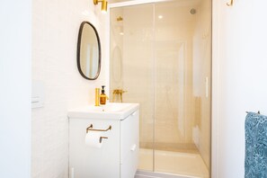 Chambre supérieure | Salle de bain | Douche, serviettes fournies