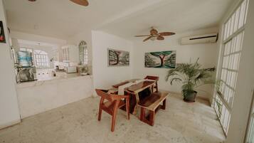 City House, 5 Bedrooms | Ruang tamu